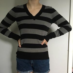 Long sleeve with black and grey stripes